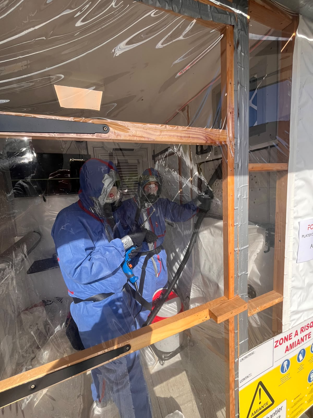 Équipe ECO Décoration en intervention amiante